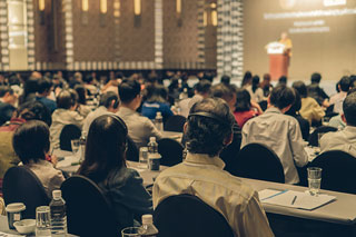 什么是Keynote Speaker？解析“主旨演讲嘉宾”的角色与意义
