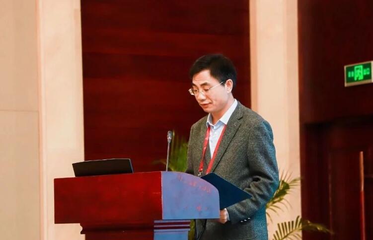 11月8日至10日, 第16届图形与图像处理国际会议（The 16th International Conference on Graphics and Image Processing，ICGIP 2024）在南京顺利召开。本次会议由南京理工大学主办，南京理工大学计算机科学与工程学院、江苏省计算机学会、江苏省人工智能学会承办，苏州大学、苏州科技大学、南京邮电大学、南京信息工程大学协办，并得到四川大学、中国海洋大学、长安大学、云南大学、西安理工大学、杭州师范大学、英国朴茨茅斯大学等多所国内外知名高校支持。会议吸引了近100位来自中国、法国、英国、菲律宾、日本等国家和地区图形与图像处理领域的知名专家、学者、高校师生，围绕大会主题展开深入探讨，分享前沿学术成果和独到科研经验。此次会议以线上线下相结合的方式进行。11月9日上午，大会开幕。开幕式上，南京理工大学国际交流合作处副处长许苏豫教授首先代表会议主办方致欢迎辞，对莅临大会的领导和嘉宾表示热烈的欢迎及真挚的感谢，并介绍了南京理工大学的发展历程。南京理工大学国际交流合作处副处长许苏豫随后，大会主席，肖亮教授致开幕辞。肖亮教授表示图形与图像处理作为信息技术的重要组成部分，随着人工智能、大数据等技术的不断发展，图形与图像处理技术正迎来前所未有的发展机遇，他期待此次大会大家能够激发更多创新思维，推动图形与图像处理技术的深度融合与广泛应用，为经济社会发展贡献更多智慧与力量。南京理工大学肖亮教授主旨报告环节，西北工业大学何明一教授，上海交通大学杨睿刚教授，澳门大学孔慧教授分别就“通过超光谱多视角实现集成图像与图形智能处理”、“克服模拟到现实的差距：Real2Sim2Real及其在自动驾驶中的应用”、“在城市环境中的自主机器人制图”等主题作精彩报告。西北工业大学何明一教授 上海交通大学杨睿刚教授澳门大学孔慧教授此次大会为期三天，除三场主旨报告，大会设置了11场线上线下分会，设置口头报告会场和海报展示会场。邀请领域内知名讲者共同探讨图像图形领域的前沿基础理论研究和科技创新实践应用，探讨内容覆盖图像识别与计算机视觉、多模态感知与融合技术在图像处理中的应用、图像分割与图像分类、3D图像重建与计算模型、基于AI的图像生成与恢复技术、目标检测与算法等热门议题。据悉，ICGIP 大会创立于 2009年，至今已有15年历史，大会由国际光学工程学会出版支持（Society of Photo-Optical Instrumentation Engineers，SPIE）, 现已发展成为图形与图像处理领域年度学术盛会。此次ICGIP 2024大会的成功举办，为图形与图像处理领域搭建了一个开放、共融、互通的交流平台， 让我们期待ICGIP 2025再聚！