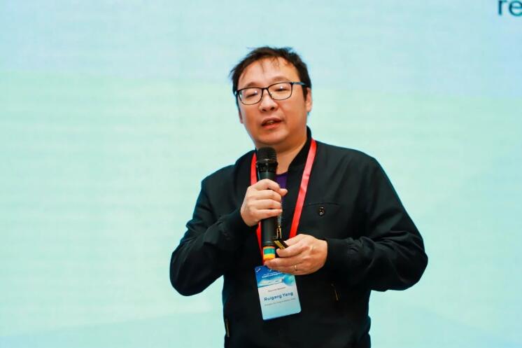 11月8日至10日, 第16届图形与图像处理国际会议（The 16th International Conference on Graphics and Image Processing，ICGIP 2024）在南京顺利召开。本次会议由南京理工大学主办，南京理工大学计算机科学与工程学院、江苏省计算机学会、江苏省人工智能学会承办，苏州大学、苏州科技大学、南京邮电大学、南京信息工程大学协办，并得到四川大学、中国海洋大学、长安大学、云南大学、西安理工大学、杭州师范大学、英国朴茨茅斯大学等多所国内外知名高校支持。会议吸引了近100位来自中国、法国、英国、菲律宾、日本等国家和地区图形与图像处理领域的知名专家、学者、高校师生，围绕大会主题展开深入探讨，分享前沿学术成果和独到科研经验。此次会议以线上线下相结合的方式进行。11月9日上午，大会开幕。开幕式上，南京理工大学国际交流合作处副处长许苏豫教授首先代表会议主办方致欢迎辞，对莅临大会的领导和嘉宾表示热烈的欢迎及真挚的感谢，并介绍了南京理工大学的发展历程。南京理工大学国际交流合作处副处长许苏豫随后，大会主席，肖亮教授致开幕辞。肖亮教授表示图形与图像处理作为信息技术的重要组成部分，随着人工智能、大数据等技术的不断发展，图形与图像处理技术正迎来前所未有的发展机遇，他期待此次大会大家能够激发更多创新思维，推动图形与图像处理技术的深度融合与广泛应用，为经济社会发展贡献更多智慧与力量。南京理工大学肖亮教授主旨报告环节，西北工业大学何明一教授，上海交通大学杨睿刚教授，澳门大学孔慧教授分别就“通过超光谱多视角实现集成图像与图形智能处理”、“克服模拟到现实的差距：Real2Sim2Real及其在自动驾驶中的应用”、“在城市环境中的自主机器人制图”等主题作精彩报告。西北工业大学何明一教授 上海交通大学杨睿刚教授澳门大学孔慧教授此次大会为期三天，除三场主旨报告，大会设置了11场线上线下分会，设置口头报告会场和海报展示会场。邀请领域内知名讲者共同探讨图像图形领域的前沿基础理论研究和科技创新实践应用，探讨内容覆盖图像识别与计算机视觉、多模态感知与融合技术在图像处理中的应用、图像分割与图像分类、3D图像重建与计算模型、基于AI的图像生成与恢复技术、目标检测与算法等热门议题。据悉，ICGIP 大会创立于 2009年，至今已有15年历史，大会由国际光学工程学会出版支持（Society of Photo-Optical Instrumentation Engineers，SPIE）, 现已发展成为图形与图像处理领域年度学术盛会。此次ICGIP 2024大会的成功举办，为图形与图像处理领域搭建了一个开放、共融、互通的交流平台， 让我们期待ICGIP 2025再聚！
