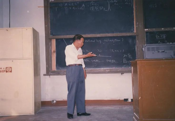 从 0 到 8.7 万 +：中国博士培养 40 年，那些 “第一” 博士出自哪所高校？